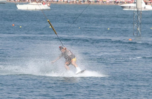 hombre en torrevieja probando el esqui acuatico.jpg